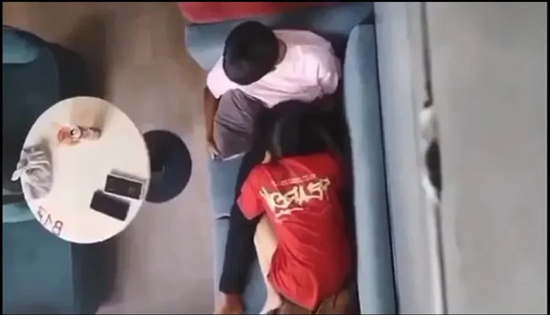 Quay lén em người yêu mút bú cho ghệ nơi công cộng
